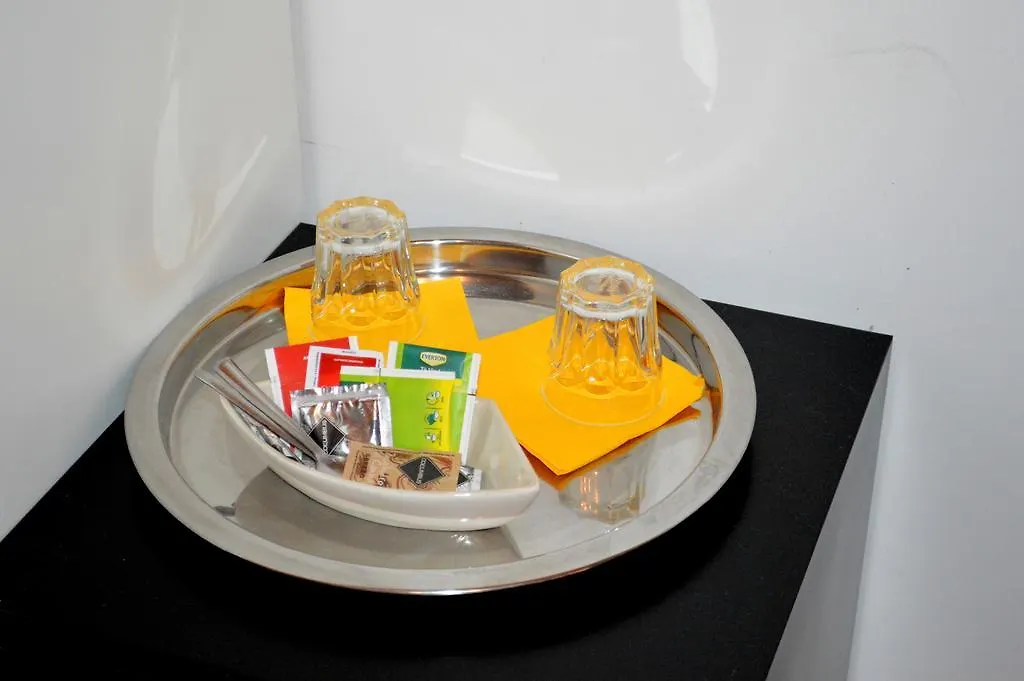 *** Bed & Breakfast Check-Inn Rooms Rome Italy