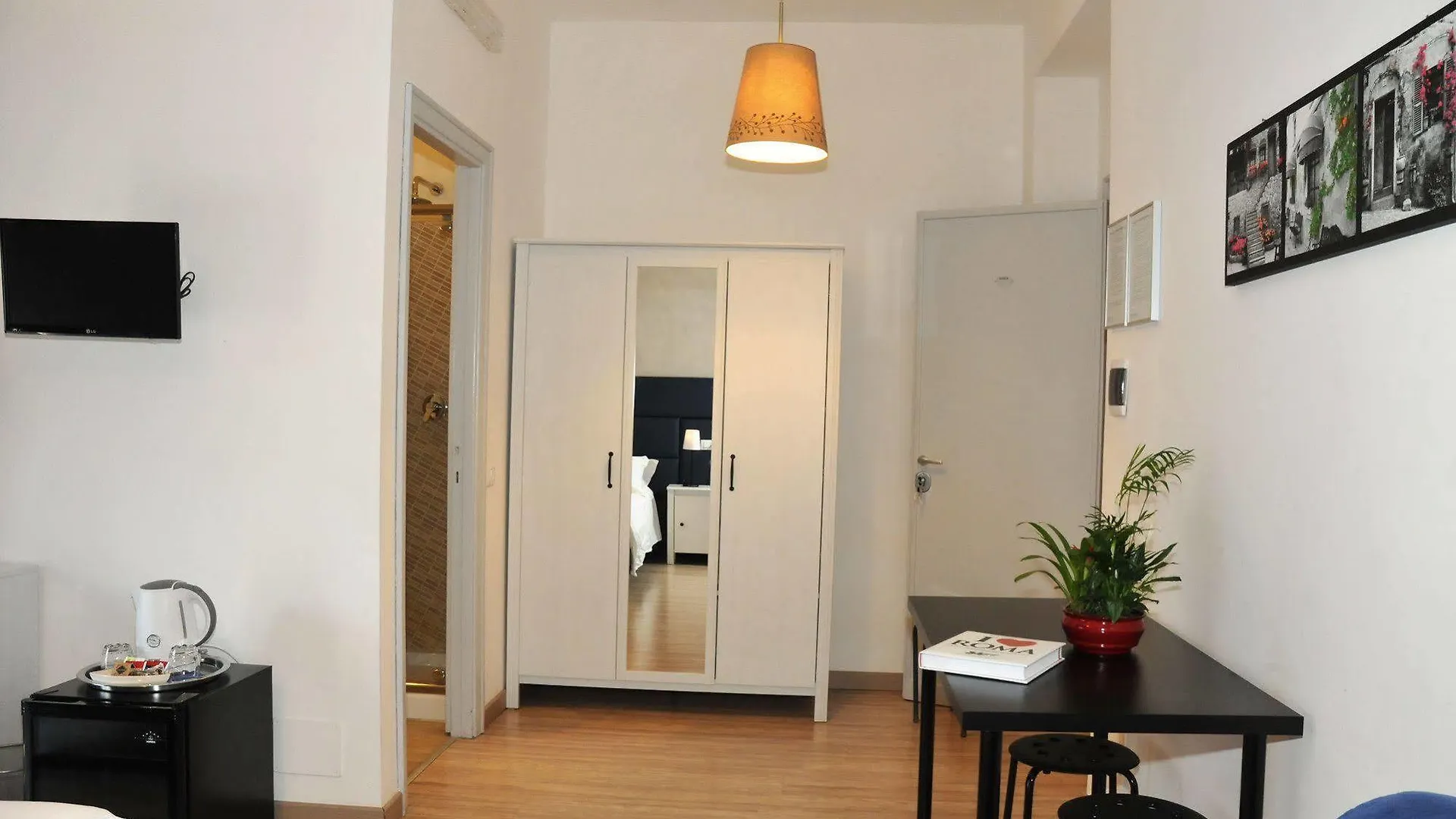 *** Bed & Breakfast Check-Inn Rooms Rome Italy